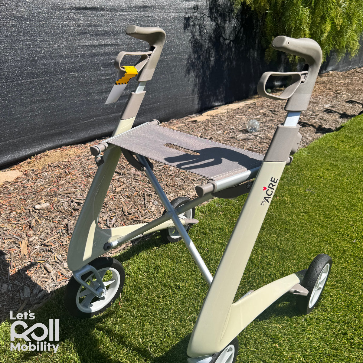Oyster White byACRE Ultralight rollator close up 